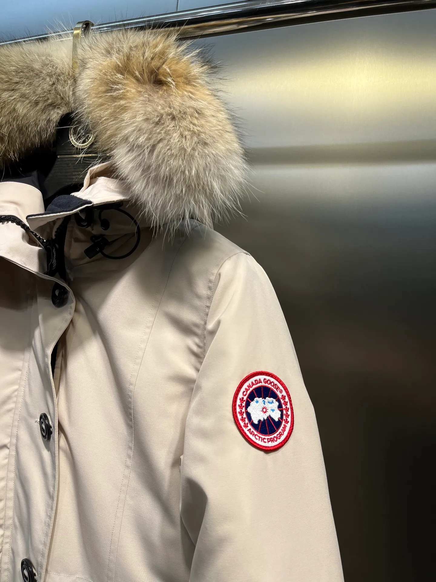 P860 Canada goose/Canada Goose 05 model 2580LA CANADA GOOSE/Canada Goose Rossclair parka women's down jacket, authentic original clothing molding, all accessories are custom-made from the original factory. This model is very unique. The zipper at the back can be opened to change into a dovetail style, with diagonal pockets and a layer of hidden pockets underneath. The official website has become a popular model. The softness and hardness of the fabric are compared with the genuine ones. It can be restored by kneading at will (fabric misunderstanding: fabrics with high hardness are not waterproof. Only those who buy the latest genuine version this year will notice the softness and comfort of the fabrics). The down is synchronized with the genuine white duck down. It is fluffy and not lumpy. The electronically controlled down charging machine is used to fill the zippers with customized genuine YKK zippers. High hardness and no lag. The fur collar is purchased from the same manufacturer as Wolf Hair. (Cooperative factory 2019 Canadian wolf skin auction and Big Goose official auction of wolf skin fur collars on the same site) All workmanship and wiring are controlled by workers with more than ten years of service. They must be horizontal and vertical, and are not crooked. The density of the inner wiring is more exquisite. Compare at will. Big goose label, collar label, washed label, hang tag, zipper rope, pocket label, back label, collar velvet, Velcro fasteners, all details of the cuffs are updated simultaneously with the original product, the best version, and the most complete color matching. The fighter in World 05 battles various world goods. Size: XS-XL